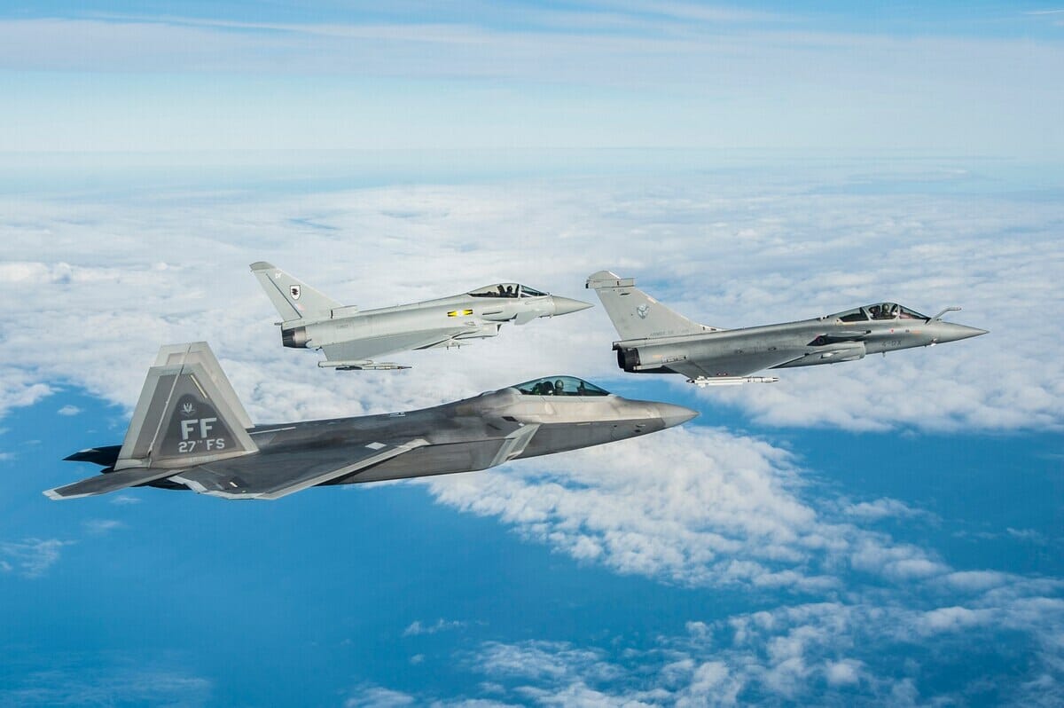 Το «ανίκητο» F-22, τα ψέμματα και η αερομαχία που το εξέθεσε [vid]