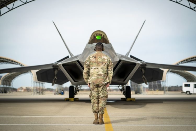 Τα αμερικανικά F-22 εγκαταλείπουν τη Μέση Ανατολή και επιστρέφουν σπίτι τους [pics]