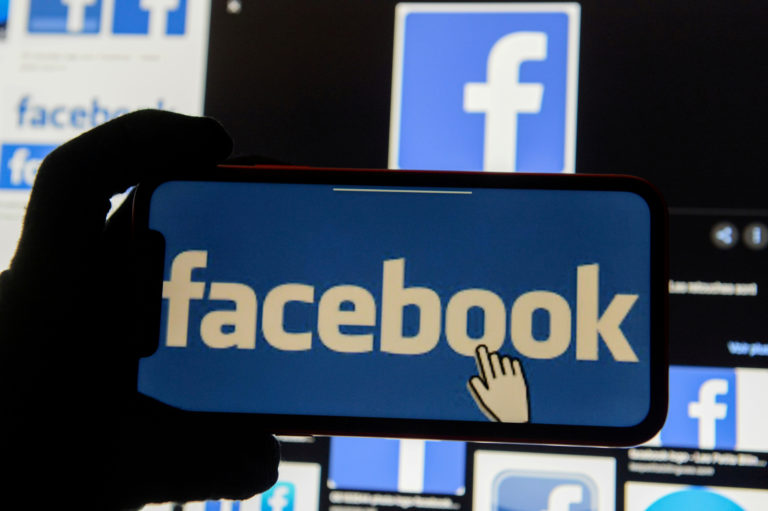 Facebook: Καλείται να μην προβάλλει αναρτήσεις μίσους