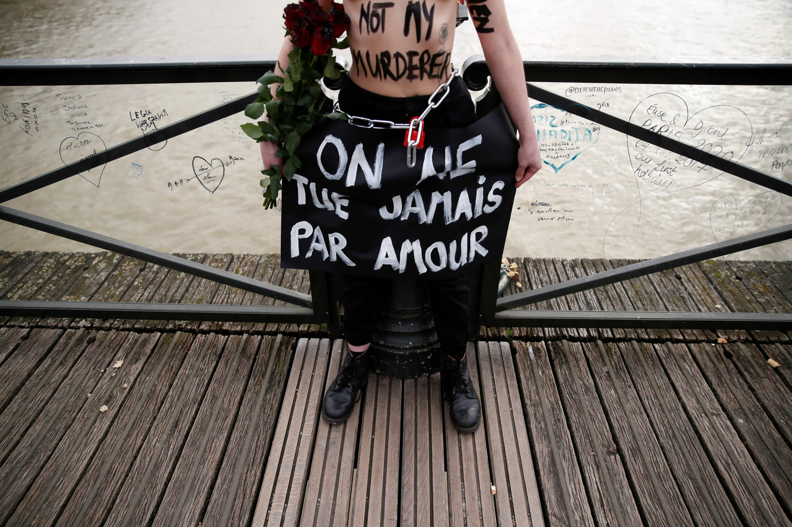 Παρίσι: Ακτιβίστριες Femen αλυσοδέθηκαν σε γέφυρα καταγγέλλοντας τις δολοφονίες γυναικών