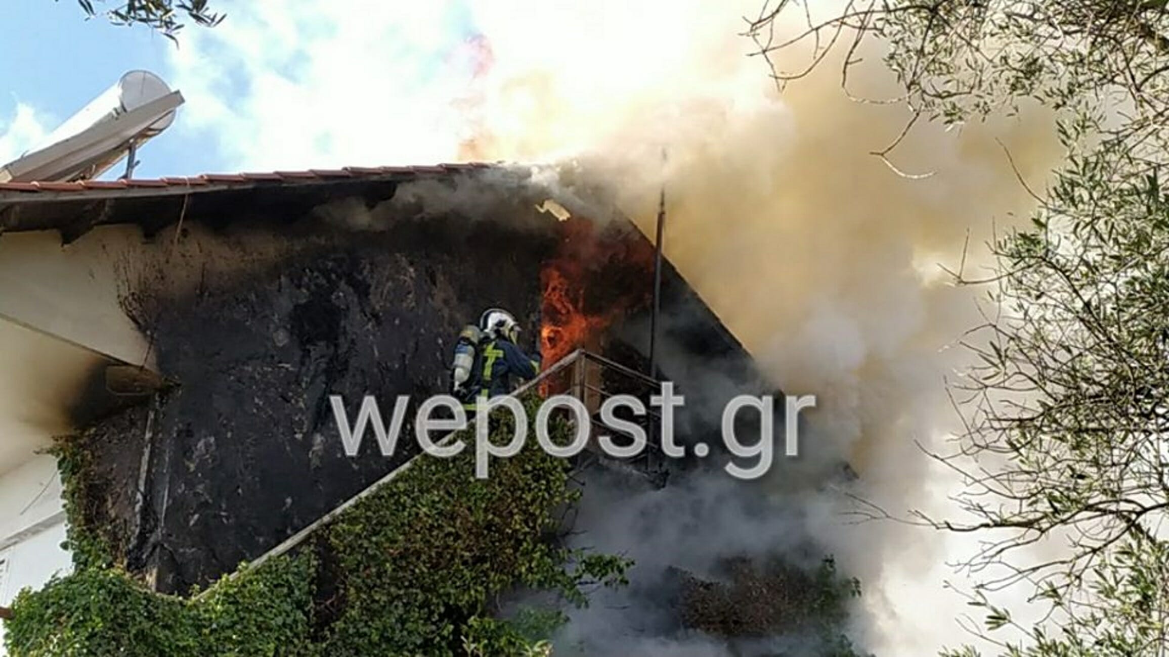 Θεσσαλονίκη: Μονοκατοικία στη Μηχανιώνα τυλίχτηκε στις φλόγες! Μάχη για να σβήσει η φωτιά (Βίντεο)