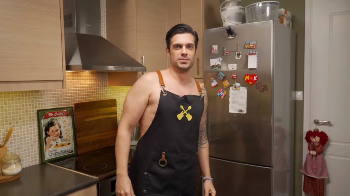 Μύρωνας Στρατής: Μαγειρεύει στην κουζίνα… γυμνός, φορώντας μόνο την ποδιά του! [video]