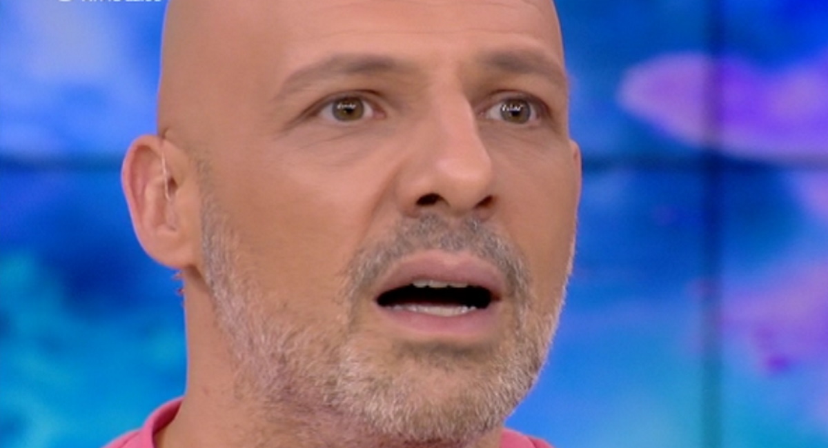 Κρύφτηκε στο κοινό του Μουτσινά και πετάχτηκε ξαφνικά με μικρόφωνο! “Πάγωσε” ο παρουσιαστής!
