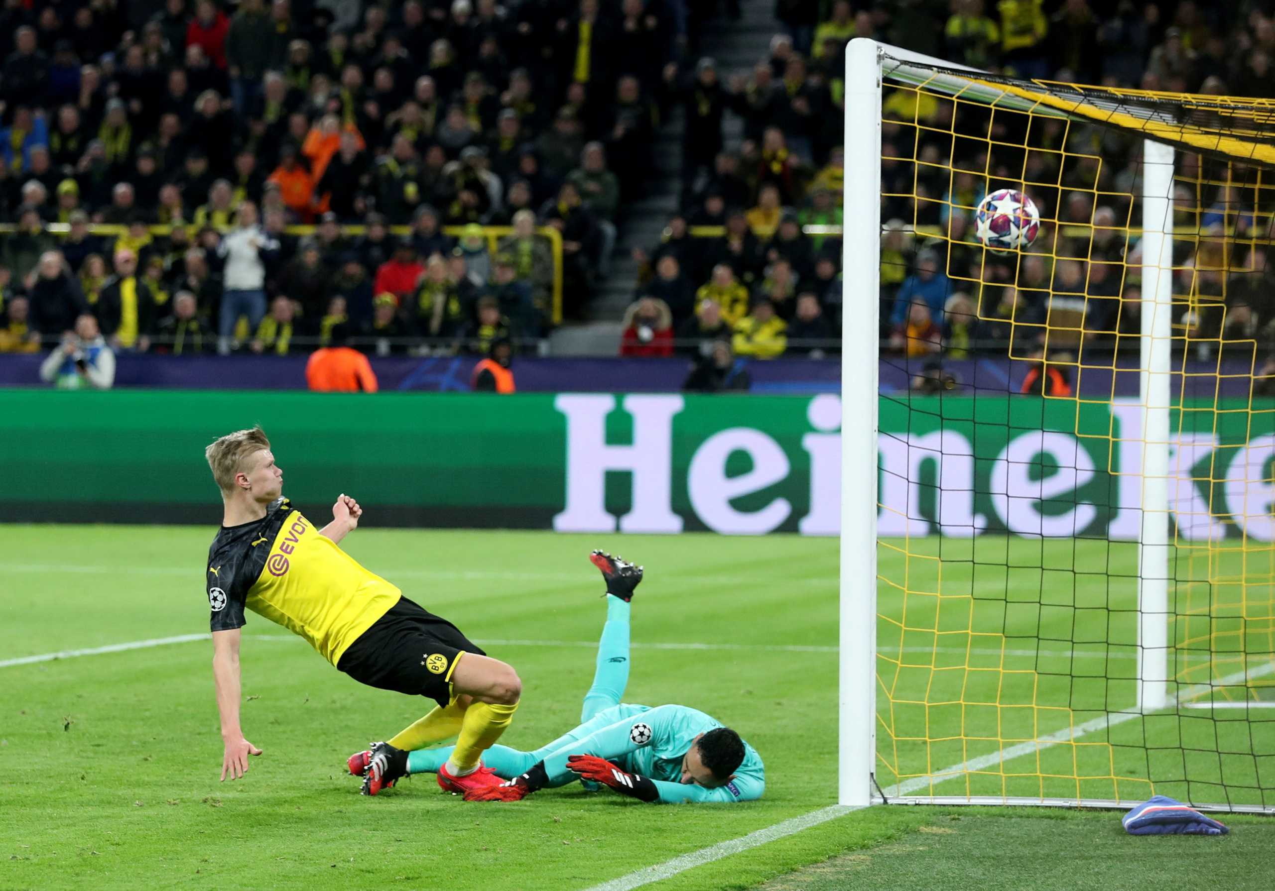Soccer Football - Champions League - Round of 16 First Leg - Borussia Dortmund v Paris St Germain - Signal Iduna Park, Dortmund, Germany - February 18, 2020  Borussia Dortmund's Erling Braut Haaland scores their first goal              REUTERS