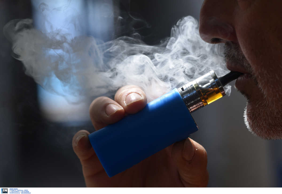 Καμπανάκι ΠΟΥ για ηλεκτρονικό τσιγάρο: Επικίνδυνες οι συσκευές εισπνοής 