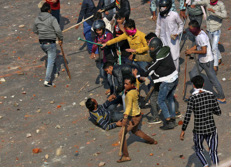 ''Φλέγεται'' το Νέο Δελχί! Τουλάχιστον 20 νεκροί σε βίαια επεισόδια
