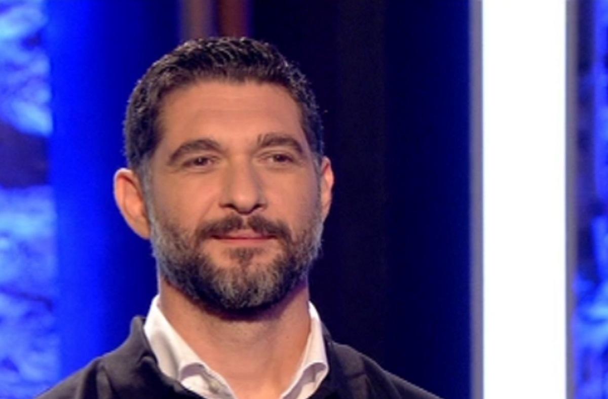 Ο Πάνος Ιωαννίδης προκάλεσε “ταραχή” στην διαγωνιζόμενη του MasterChef! “Έλιωσε” στην αγκαλιά του…