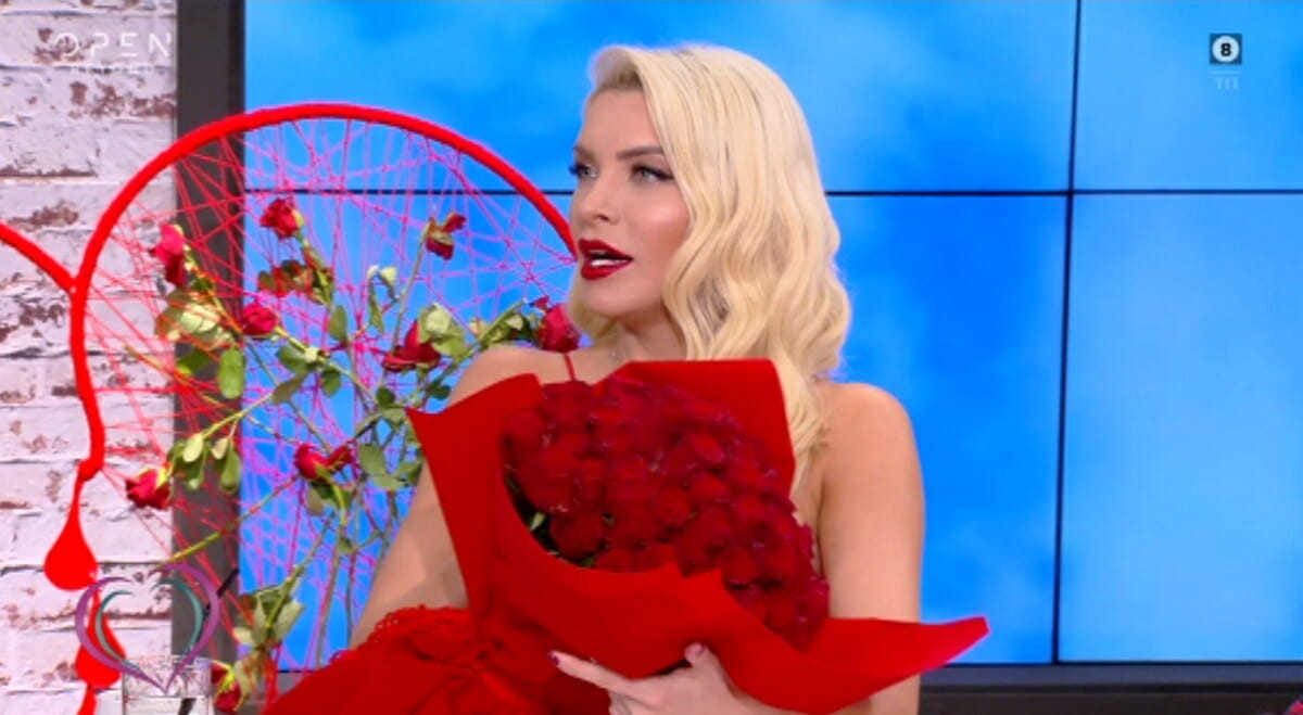 “Πάγωσε” η Κατερίνα Καινούργιου με την ανθοδέσμη με τα κατακόκκινα τριαντάφυλλα!
