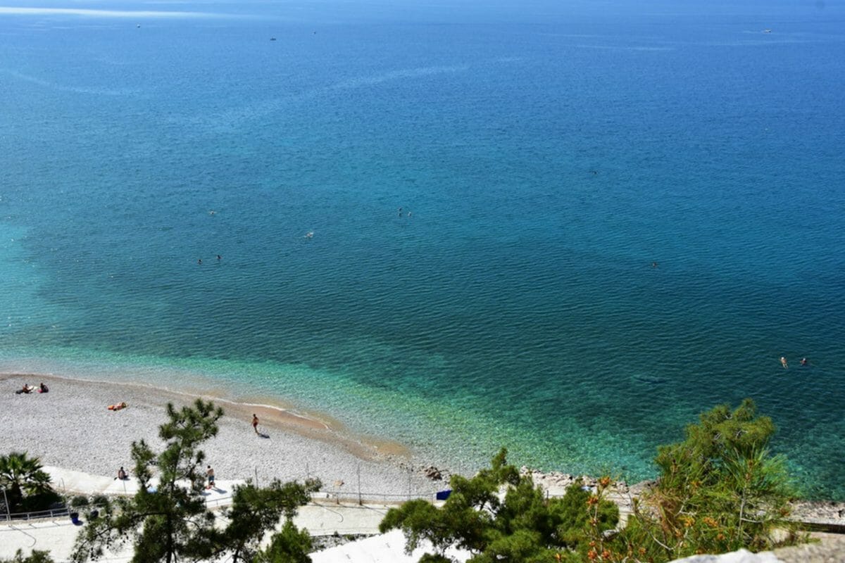 Κόσμος απολαμβάνει το μπάνιο του στην παραλία Αρβανιτιάς στην πόλη του Ναυπλίου, Τετάρτη 13 Απριλίου 2016. Ηλιοφάνεια σε ολόκληρη τη χώρα με λίγες αραιές νεφώσεις και νέα άνοδο της θερμοκρασίας. ΑΠΕ-ΜΠΕ