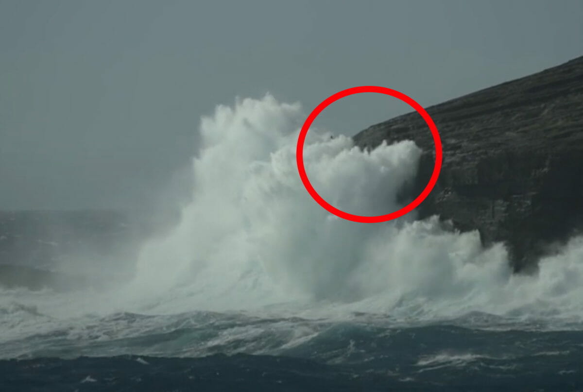 Τουρίστας έρχεται φάτσα με τον θάνατο όταν πλησιάζει απειλητικά κύματα για ένα… βίντεο!
