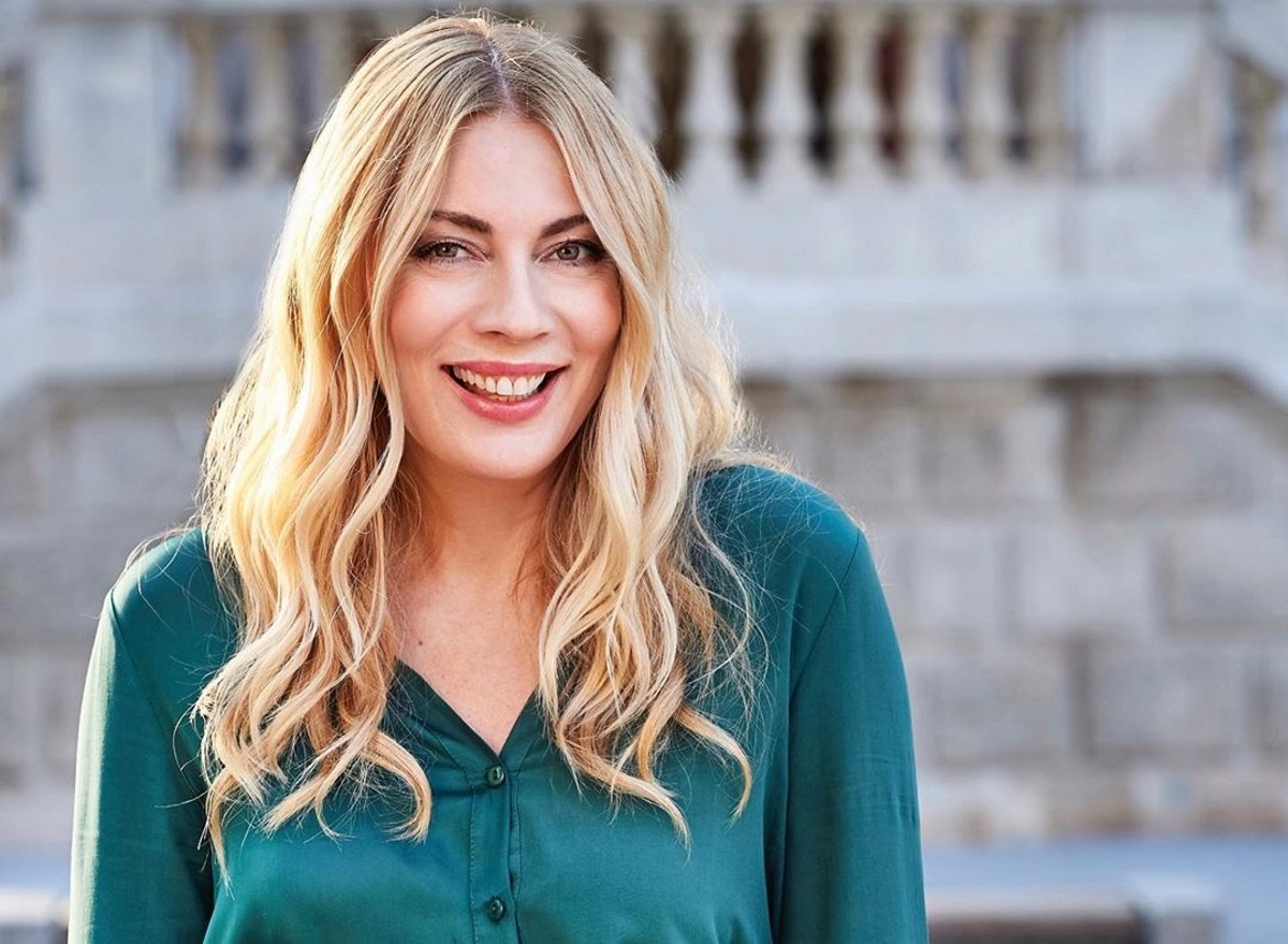 Σμαράγδα Καρύδη: Η φωτογραφία από τα 18 της θα σας αφήσει με ανοιχτό το στόμα!