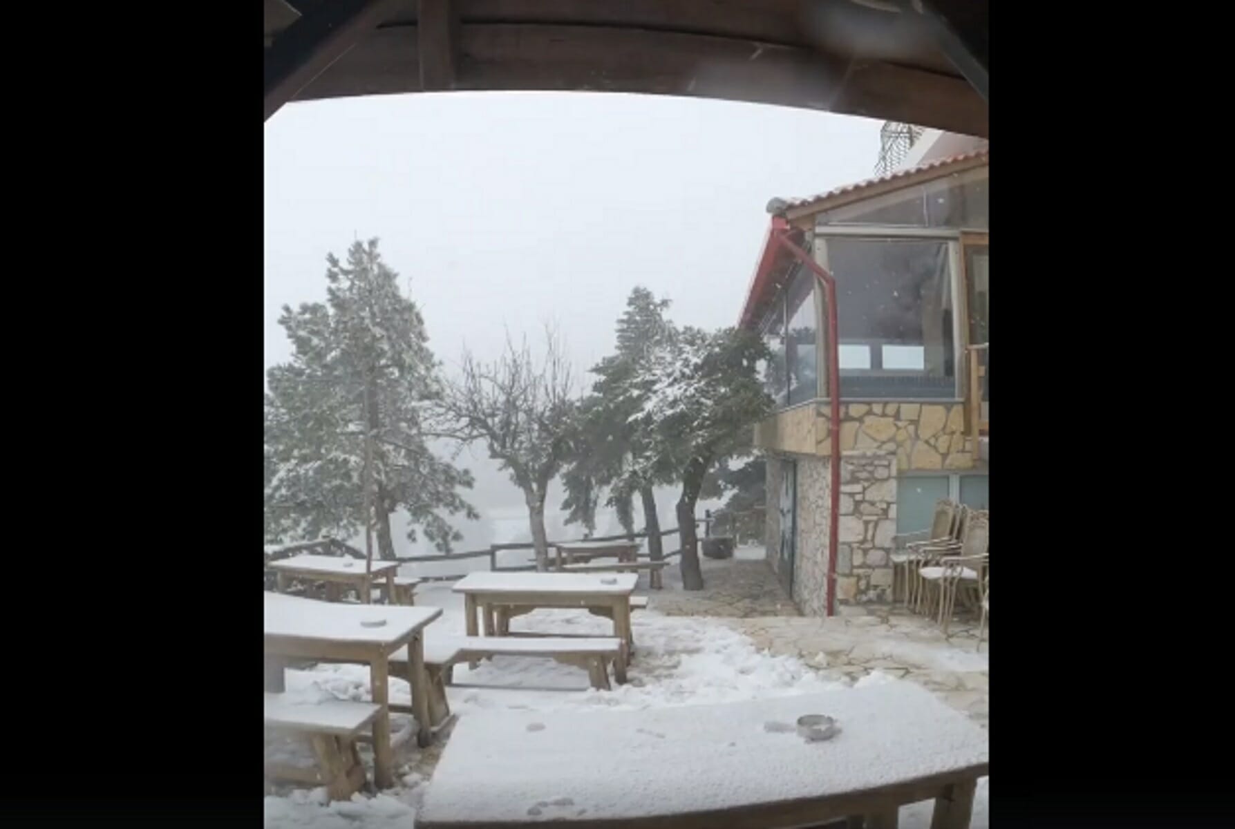 Καιρός: Χιονίζει στην Πάρνηθα! Μαγικές εικόνες από το καταφύγιο Μπάφι