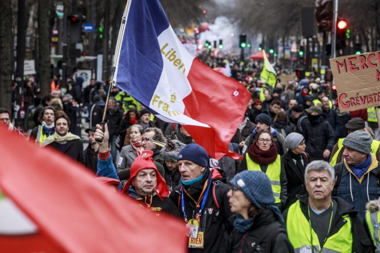 Η γαλλική αστυνομία απαγόρευσε διαδήλωση των “κίτρινων γιλέκων”