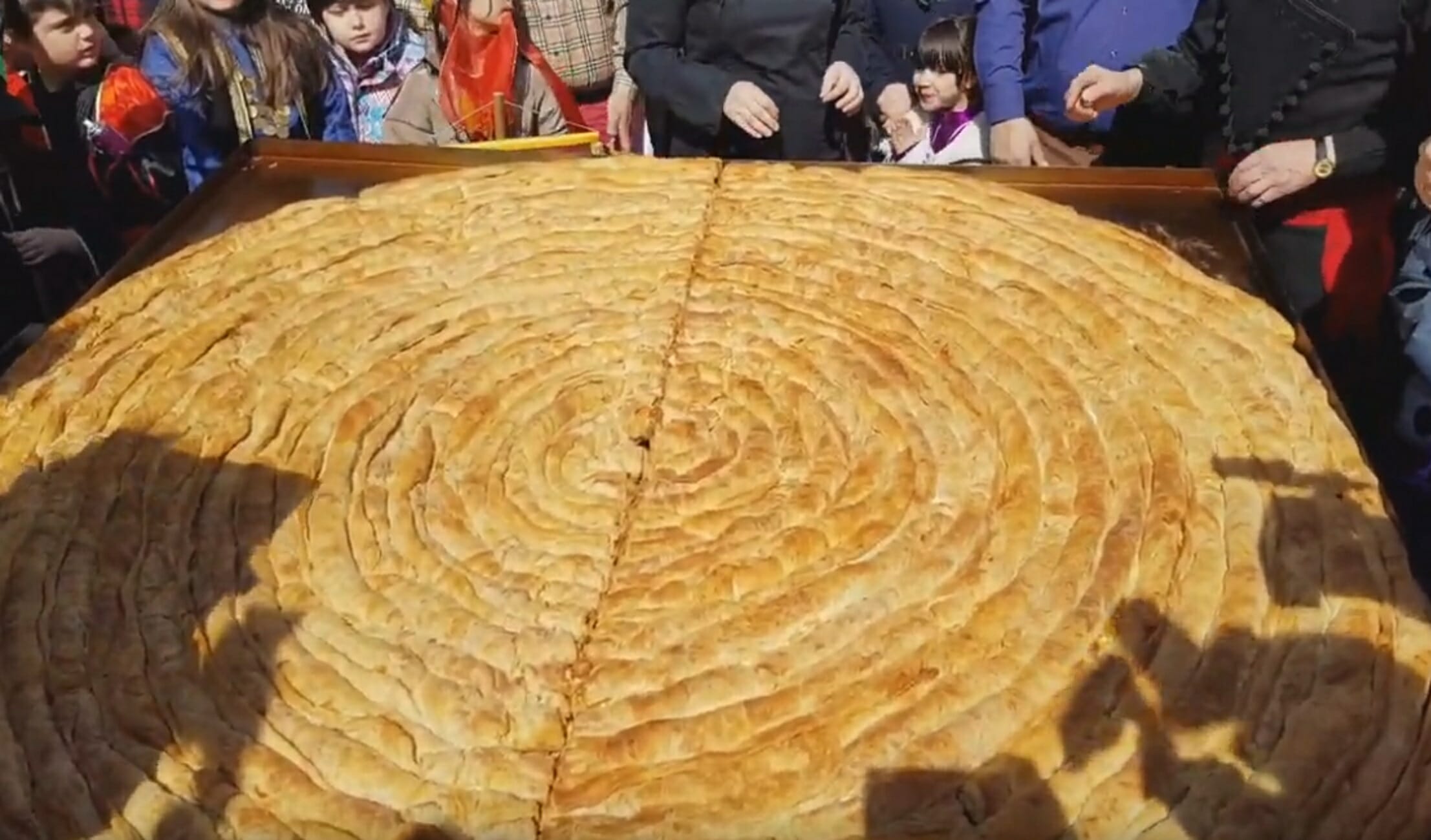 Κοζάνη: Ρεκόρ Γκίνες για το μεγαλύτερο κιχί! Πεντανόστιμη παραδοσιακή πίτα βάρους 37 κιλών (Βίντεο)