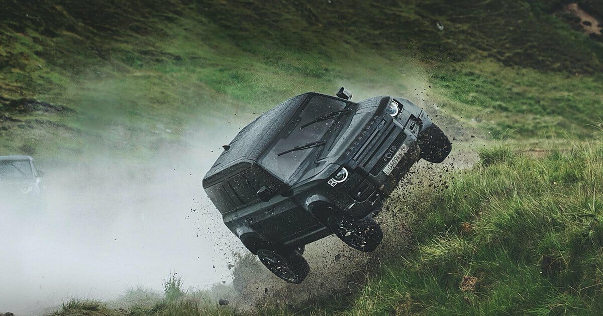 Το νέο Land Rover Defender «πετάει», στα χέρια του James Bond! [vid]