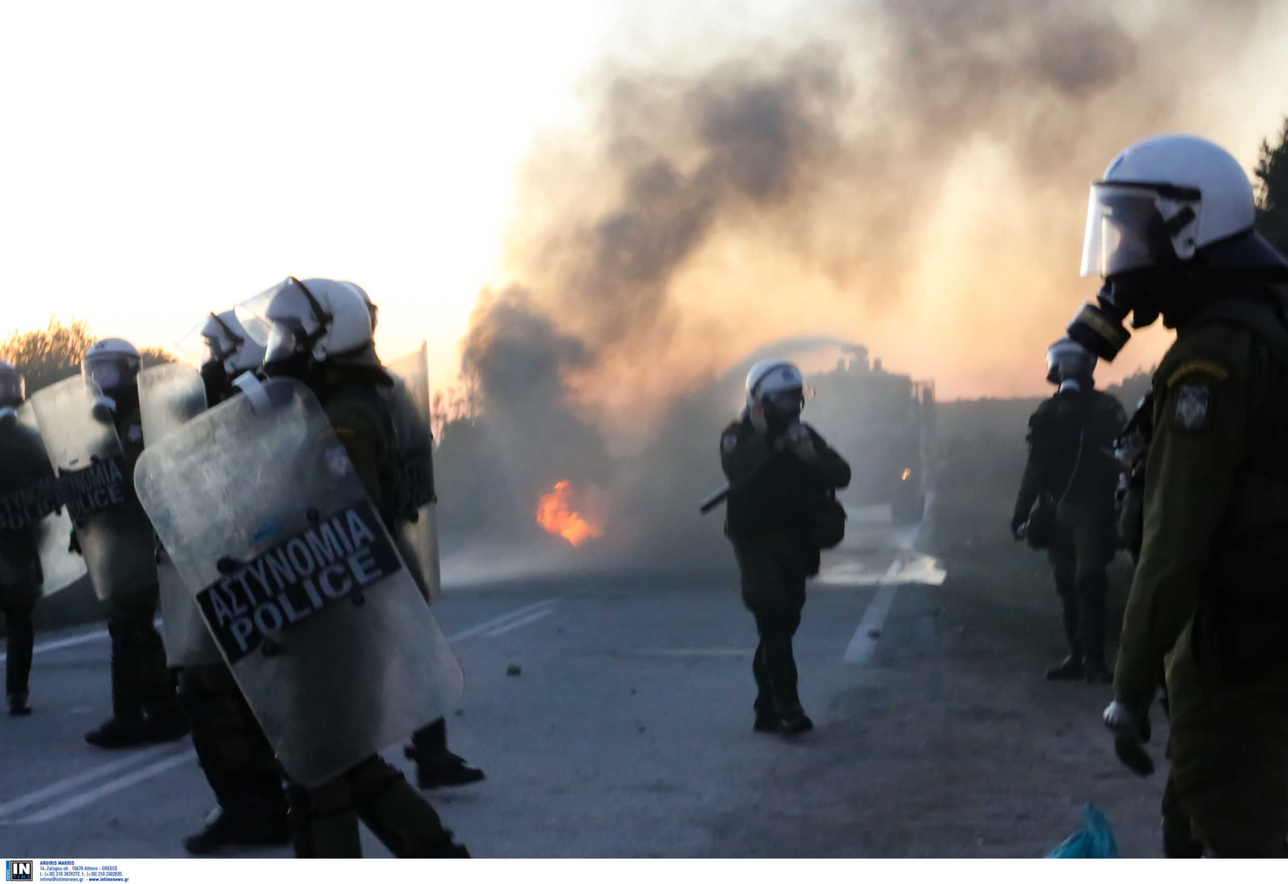 Λέσβος: Νέα επεισόδια με φωτιές και μάχες σώμα με σώμα! Οι εικόνες που τράβηξε βουλευτής του ΣΥΡΙΖΑ (Φωτό και Βίντεο)