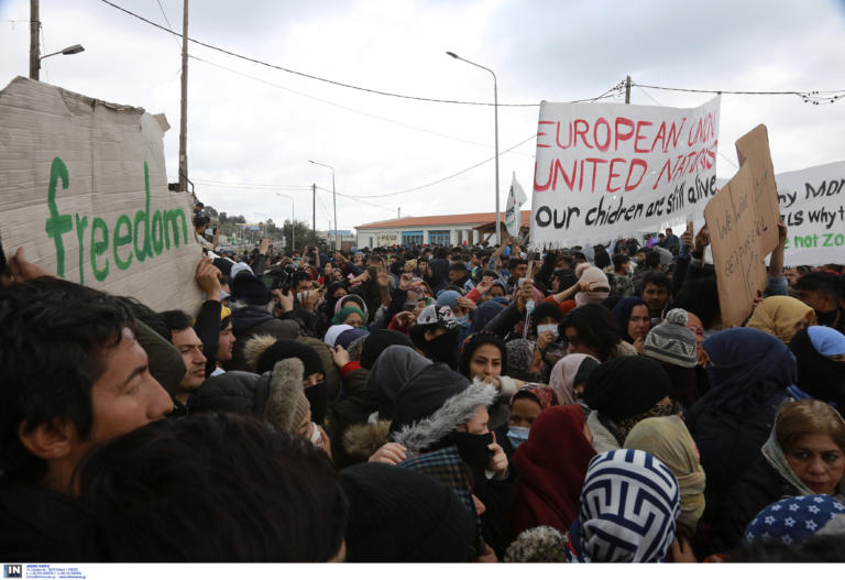 Λέσβος: Εκρηκτική η κατάσταση με νέα διαδήλωση μεταναστών στο λιμάνι! Επί ποδός η αστυνομία