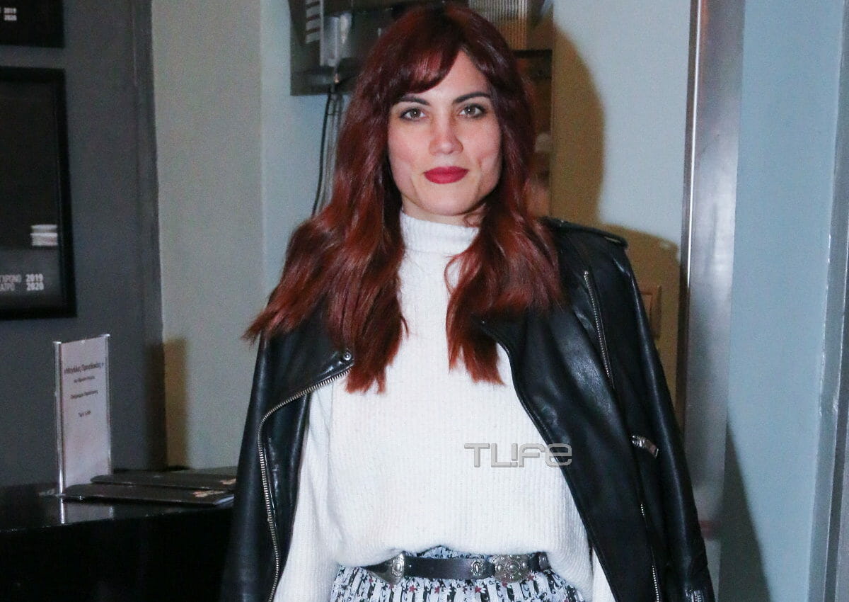 Μαίρη Συνατσάκη: Solo εμφάνιση στο θέατρο με chic look! Φωτογραφίες