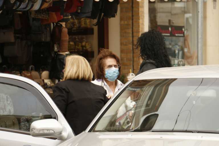 "Επιδρομές" στα φαρμακεία της Πάτρας για μάσκες κατά του κορονοϊού - Τα αποθέματα εξαντλούνται