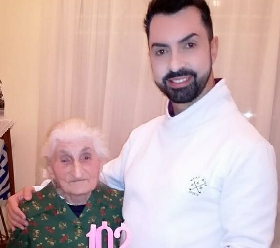 Η γιαγιά του Κωνσταντίνου Μενούνου είναι 102 ετών και χορεύει μαζί του! ΒΙΝΤΕΟ