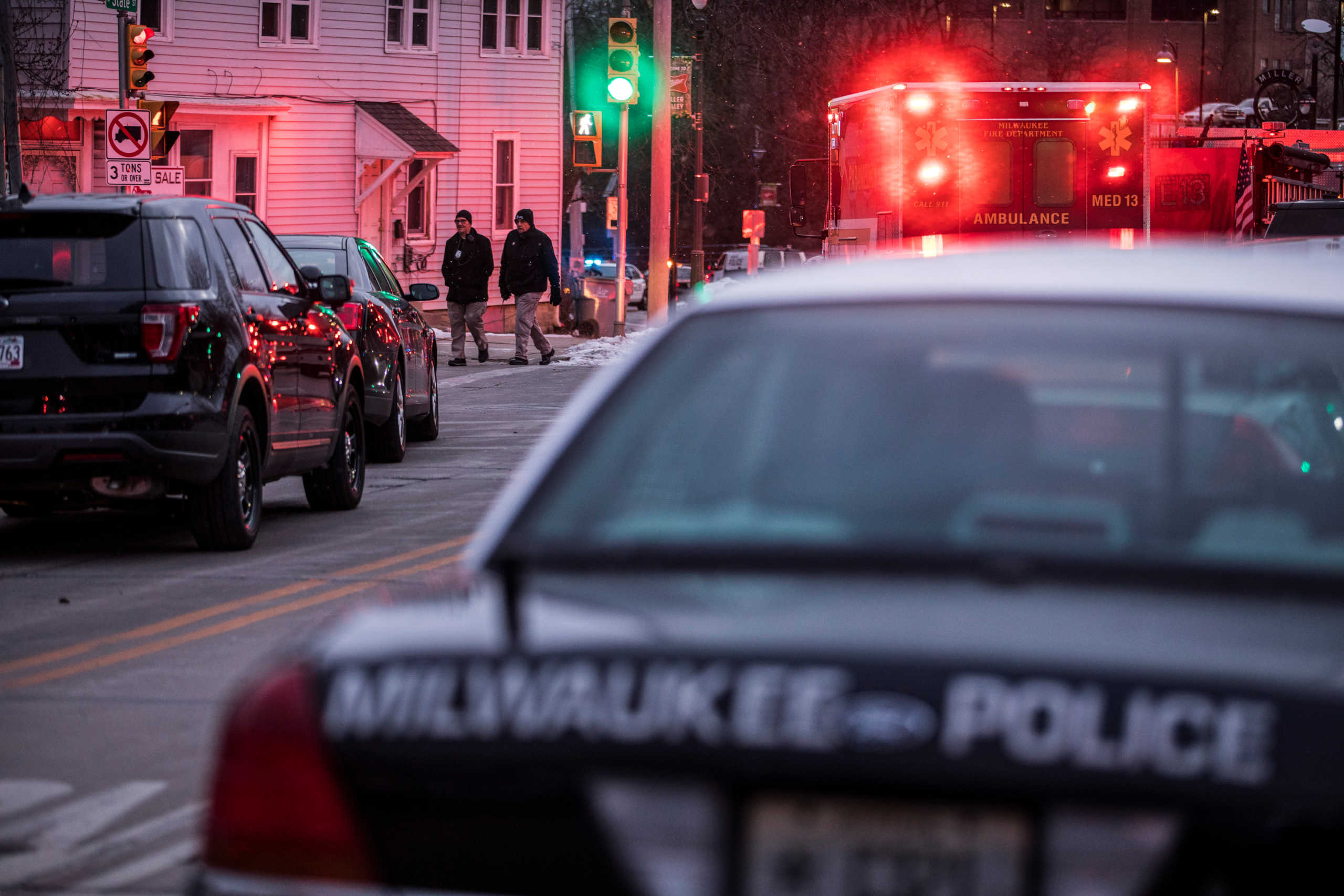 Police investigate a shooting at the Molson Coors headquarters in Milwaukee, Wisconsin, U.S. February 26, 2020.  REUTERS