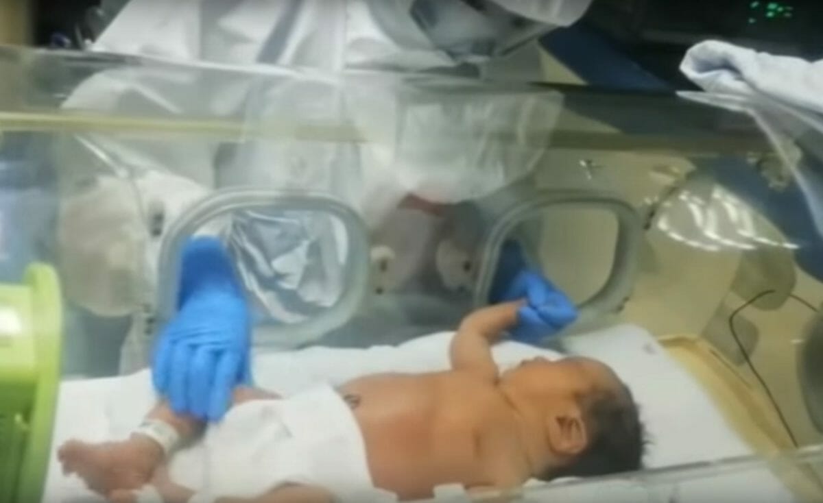 Κοροναϊός: Μολυσμένη μητέρα βλέπει για πρώτη φορά τη νεογέννητη κόρη της