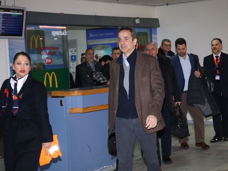 Κρήτη: “Θερμή” υποδοχή στον Κυριάκο Μητσοτάκη με πανό και συνθήματα διαμαρτυρίας (Φωτό)