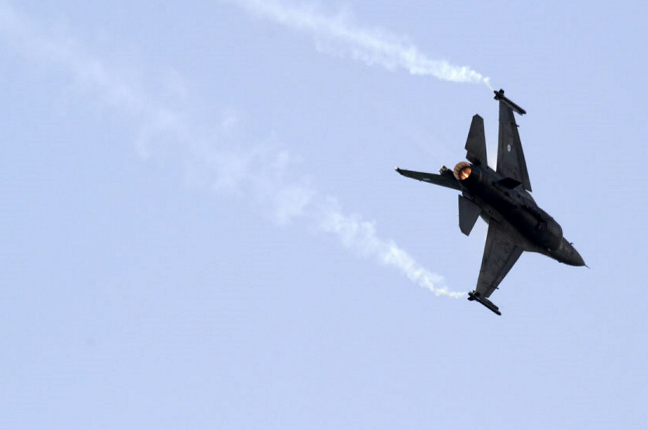 Από τη μία ΜΟΕ και από την άλλη μαχητικά F-16 να σκεπάζουν το Αιγαίο!