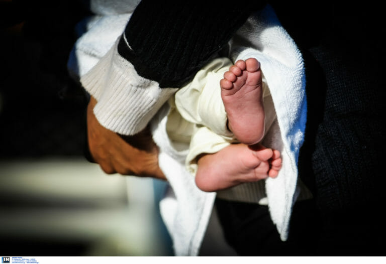 Τύρναβος: Μωρό κατάπιε λαστιχάκι για τα μαλλιά και μεταφέρθηκε στο νοσοκομείο