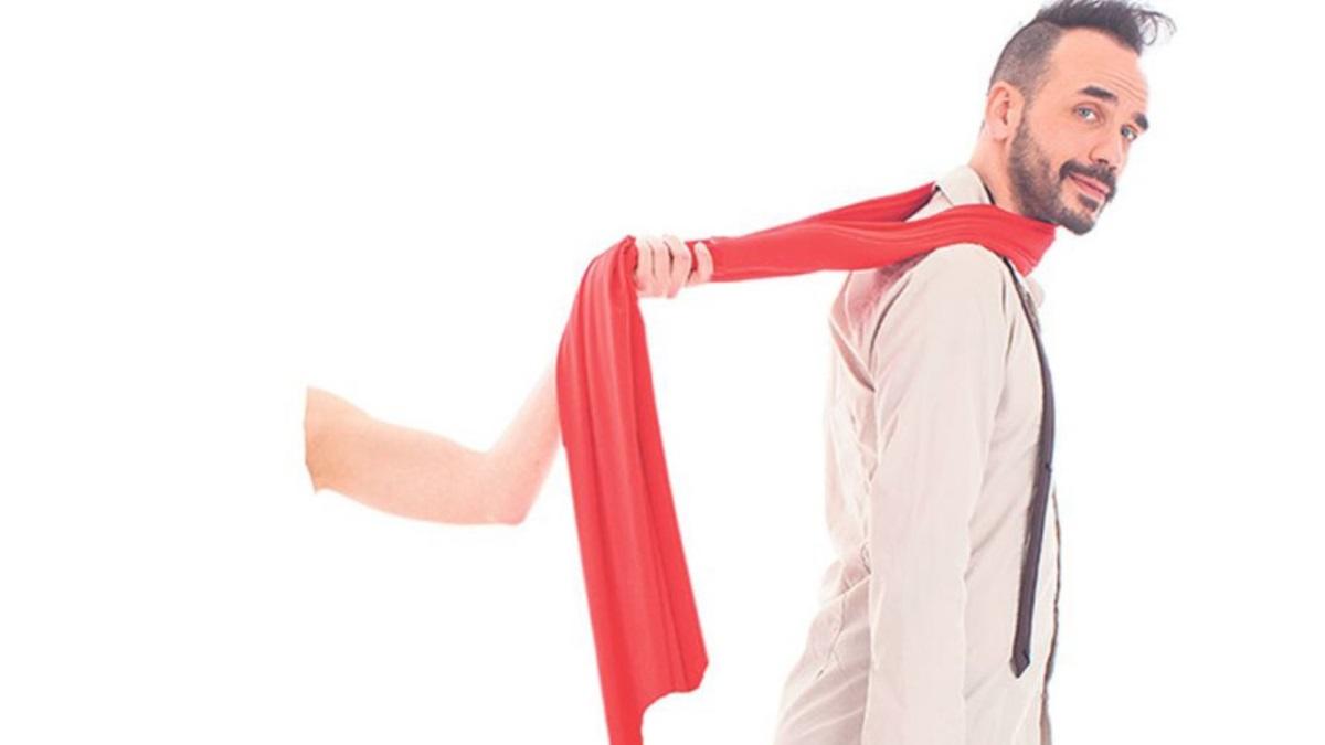 Η νέα κούκλα παρουσιάστρια του Mega σε βίντεο κλιπ του Πάνου Μουζουράκη