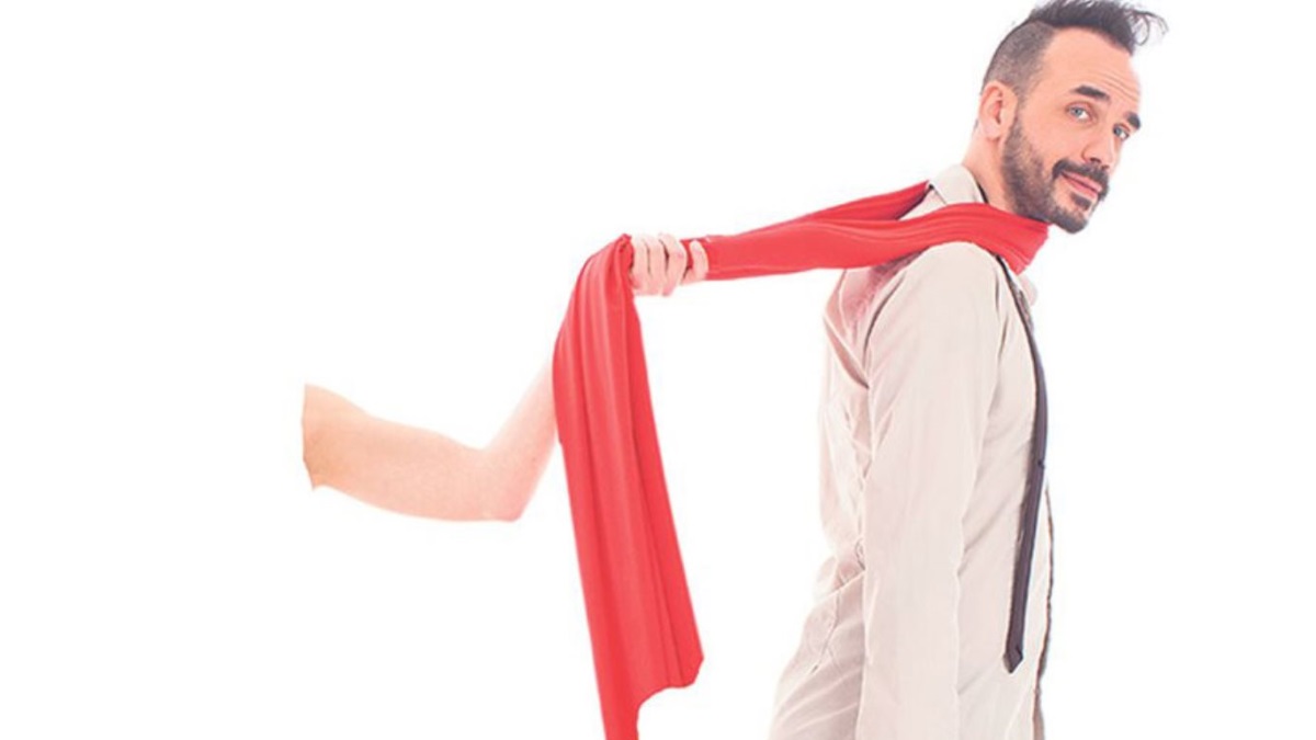 Η νέα κούκλα παρουσιάστρια του Mega σε βίντεο κλιπ του Πάνου Μουζουράκη