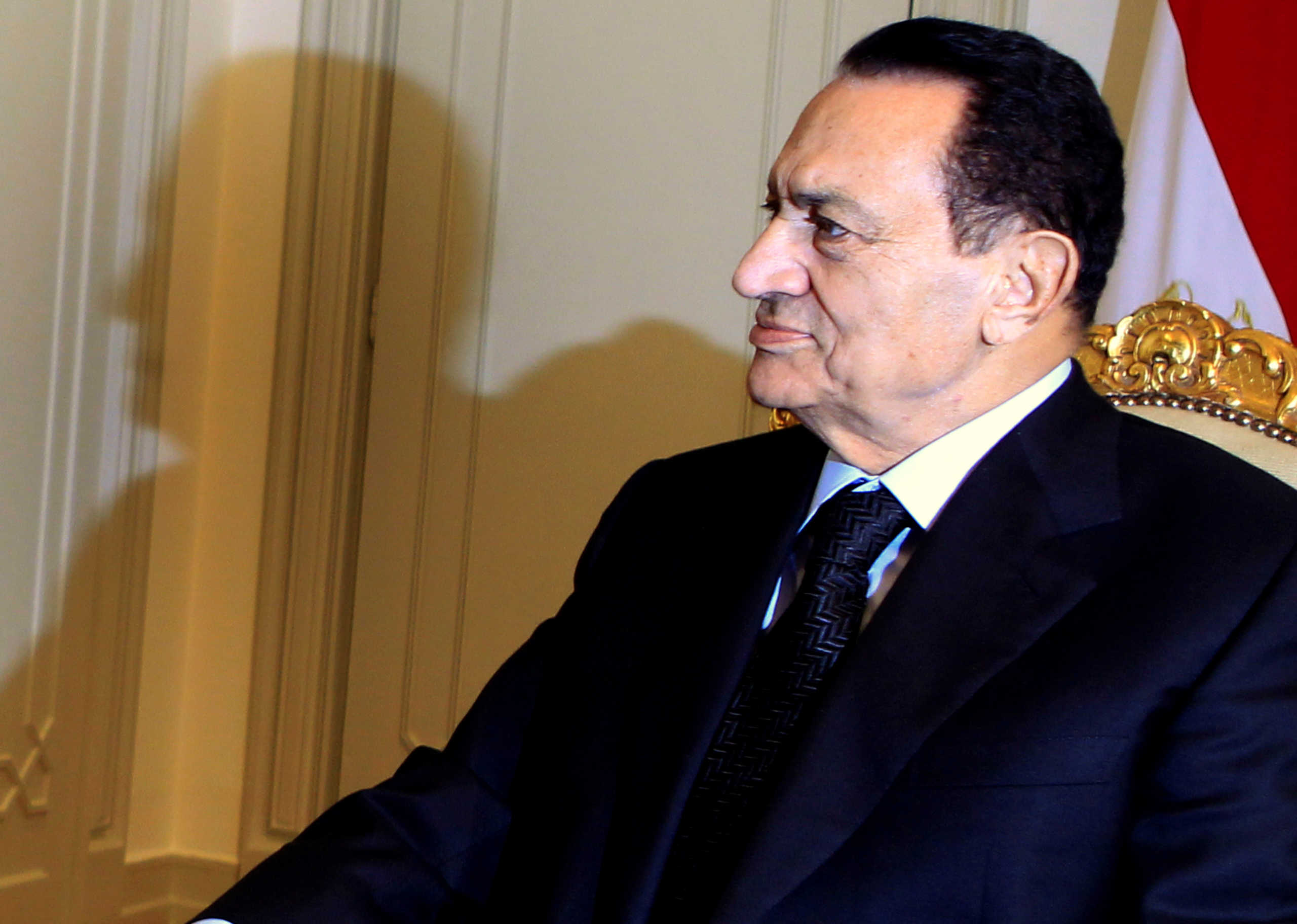 FILE PHOTO: Egypt's President Hosni Mubarak attends a meeting with Qatar's Prime Minister Sheikh Hamad bin Jassim bin Jaber al-Thani at the presidential palace in Cairo December 11, 2010. REUTERS