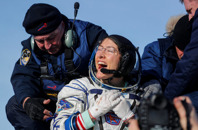 NASA: Φορτωμένη με ρεκόρ προσγειώθηκε η αστροναύτης Κριστίνα Κόουκ