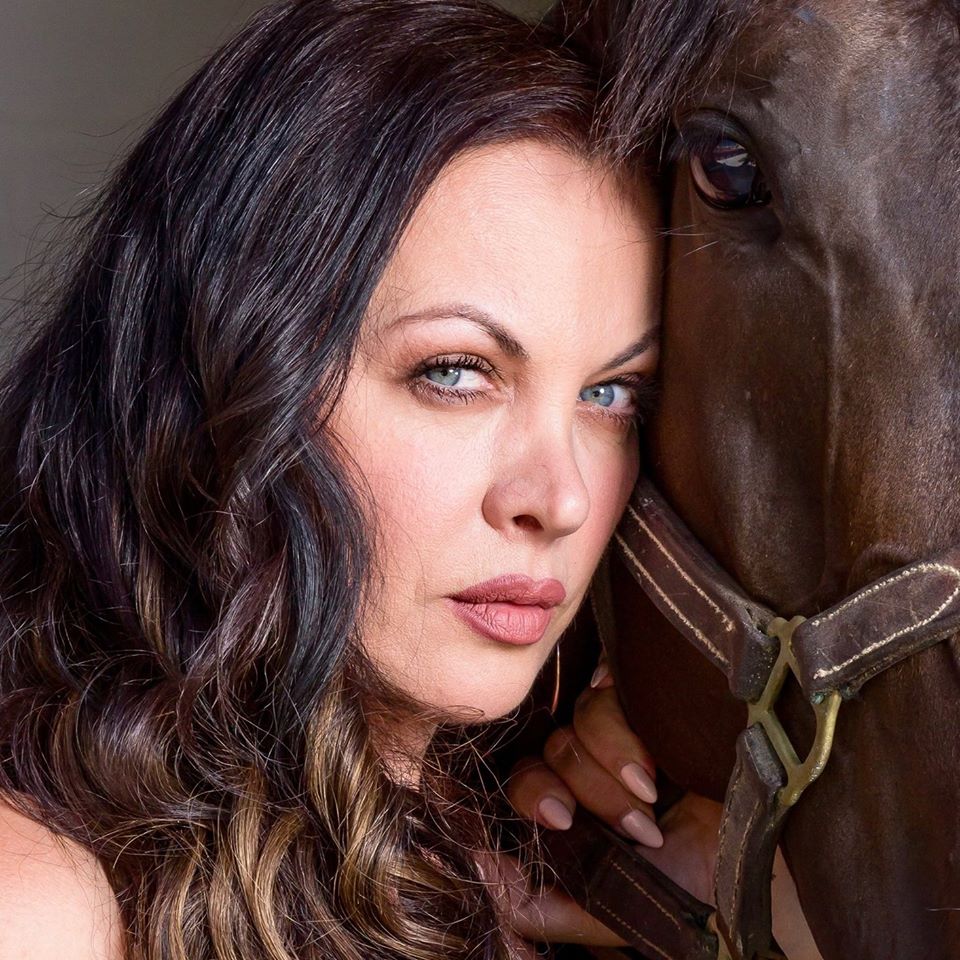 Σοκ για την ηθοποιό Νένα Χρονοπούλου – Δέχθηκε μήνυμα στο facebook με φριχτά λόγια για το γιο της