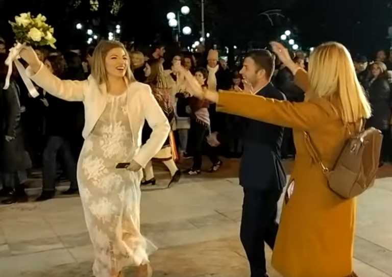 Σέρρες: Η κούκλα νύφη και ο χορός που… έκανε πίσω ο γαμπρός! Οι νεόνυμφοι έκλεψαν την παράσταση (Βίντεο)