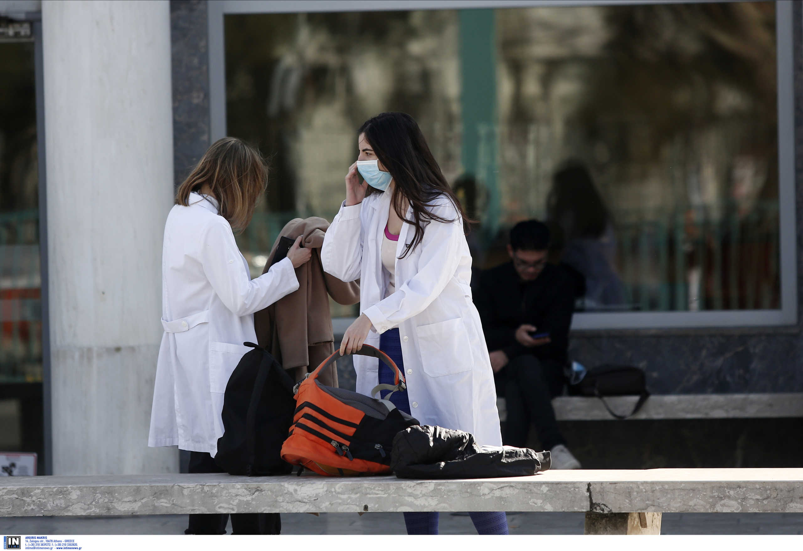 Χιλιάδες μάσκες παραλαμβάνουν οι νοσοκομειακοί γιατροί στη Θεσσαλονίκη