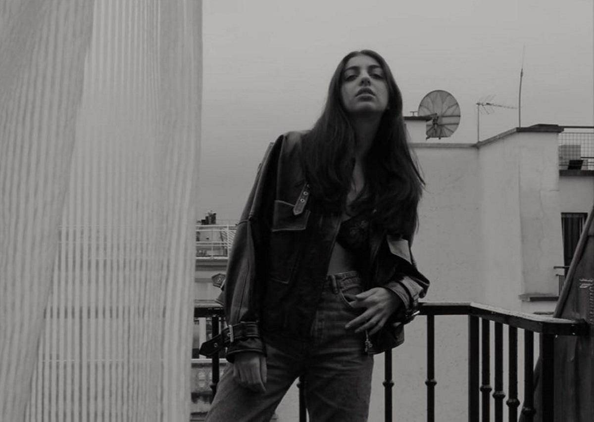 Ειρήνη Καζαριάν: Ποζάρει τόπλες και «ρίχνει» το Instagram με τις πόζες της!