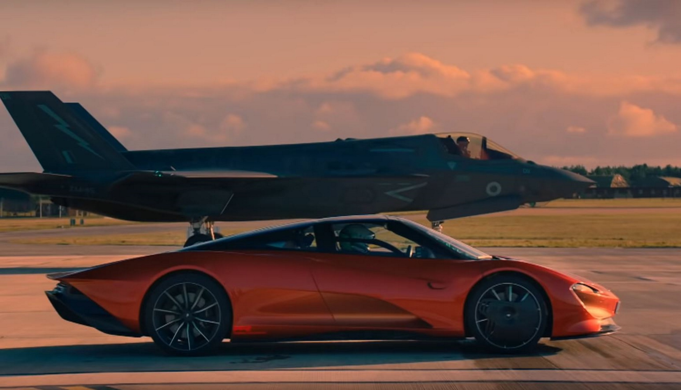 F-35 vs McLaren, ΗΠΑ vs Βρετανίας: Μία «μονομαχία» που μπορεί να έχει μόνο έναν νικητή [pics/vid]