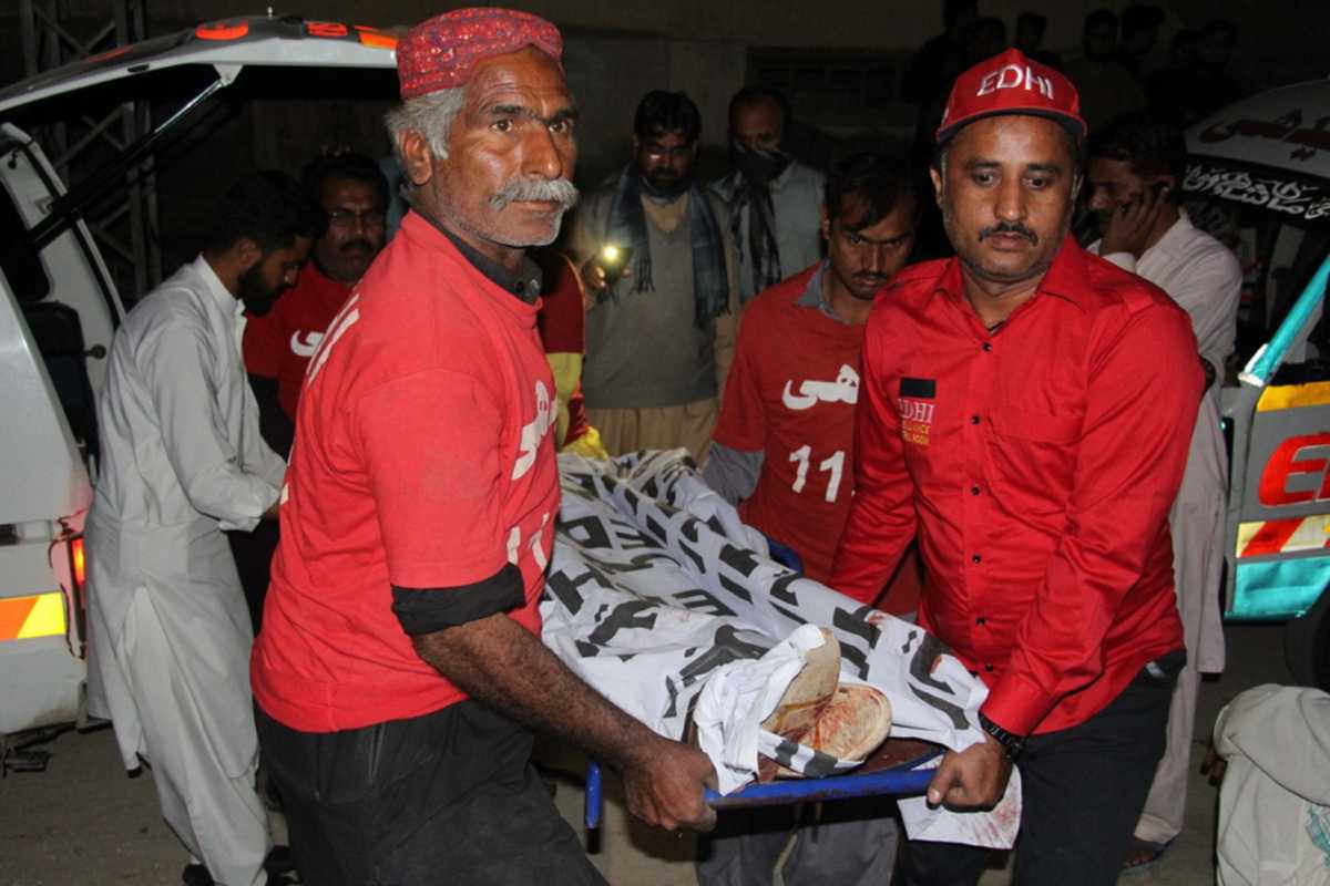 Πακιστάν: 30 νεκροί σε σύγκρουση τρένου με επιβατικό λεωφορείο