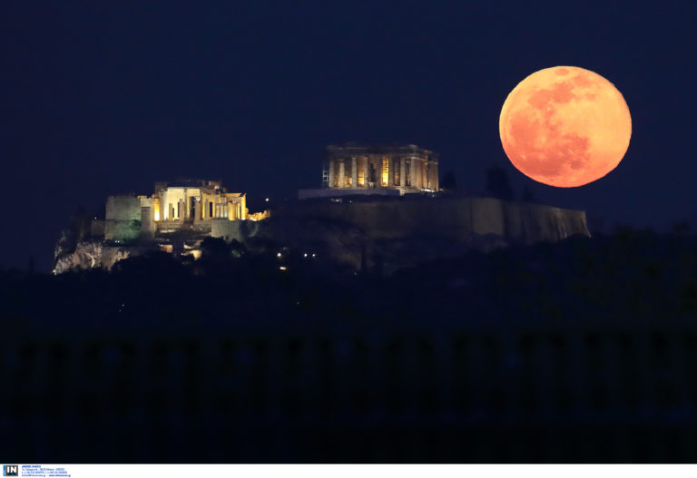Δείτε και... ερωτευτείτε! Υπέροχες εικόνες από την υπερπανσέληνο - Πορτοκαλί και τεράστιο φεγγάρι