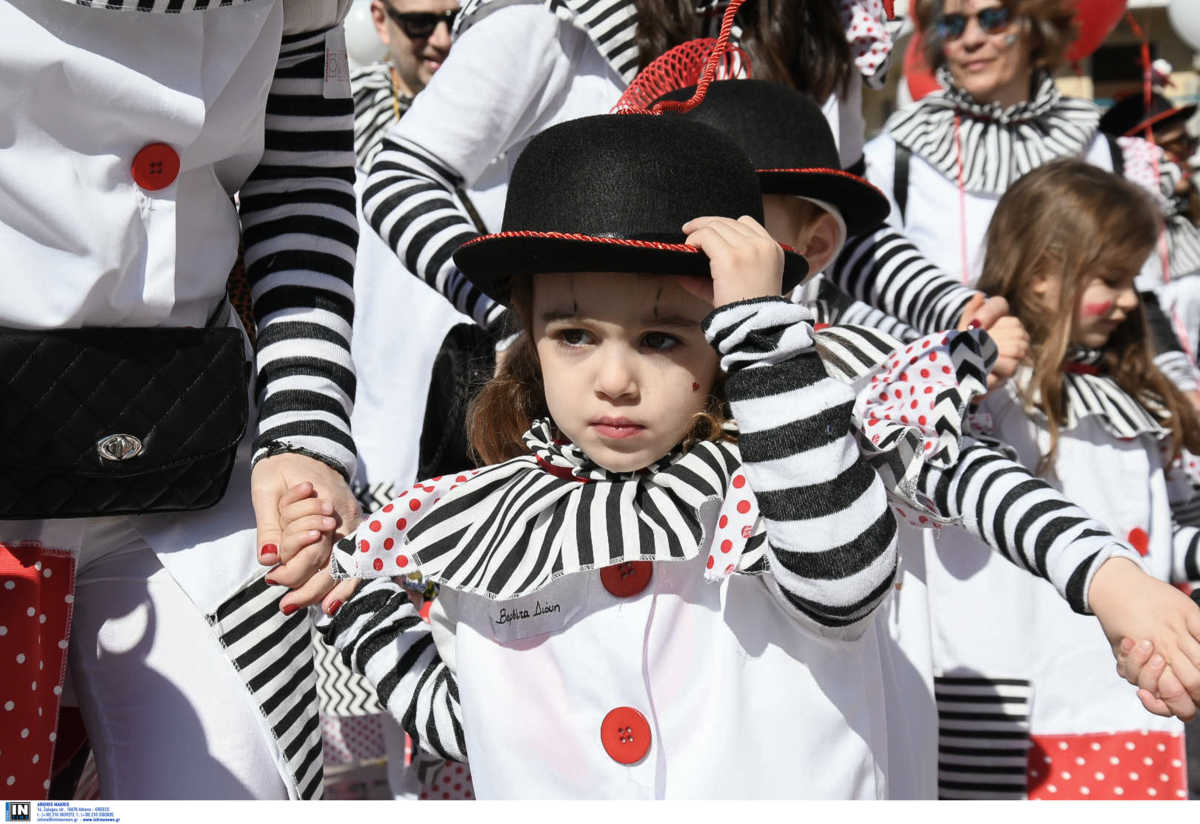Πατρινό Καρναβάλι: Πολύχρωμες εικόνες με 14.000 παιδιά! Κέφι, χορός και ευρηματικές στολές (Βίντεο)