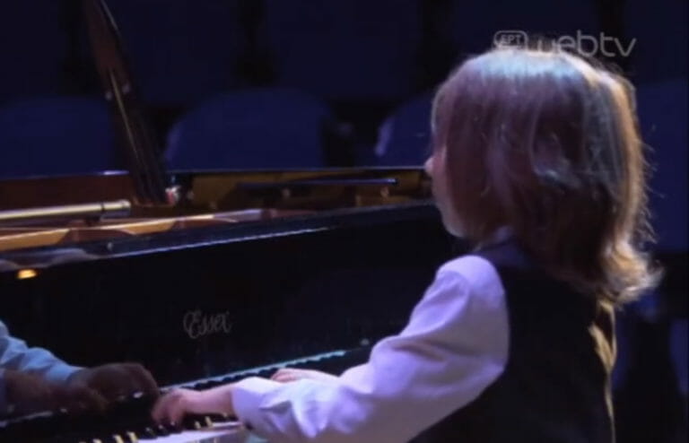 Ο Έλληνας 7χρονος πιανίστας που σαρώνει τα βραβεία