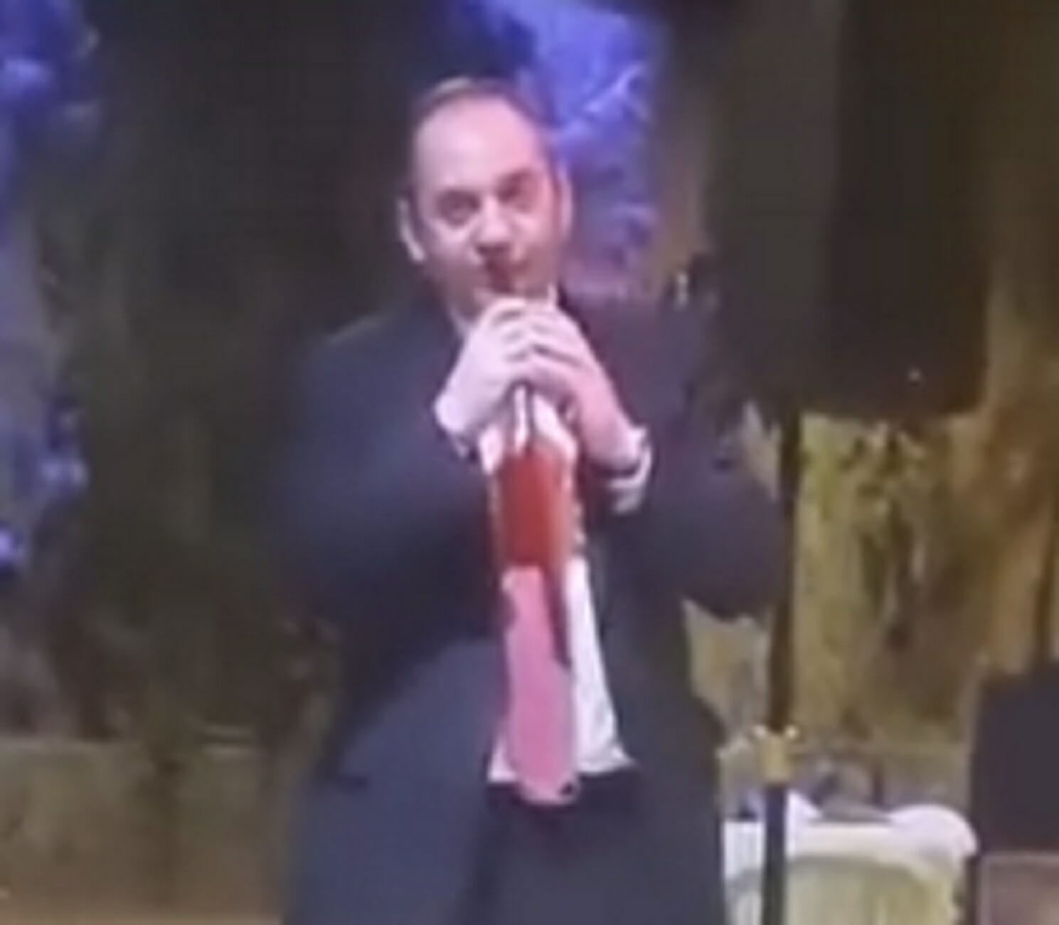 Κρήτη: Η στιγμή που ο Γιάννης Πλακιωτάκης παίρνει το μικρόφωνο και ερμηνεύει Στράτο Διονυσίου (Βίντεο)