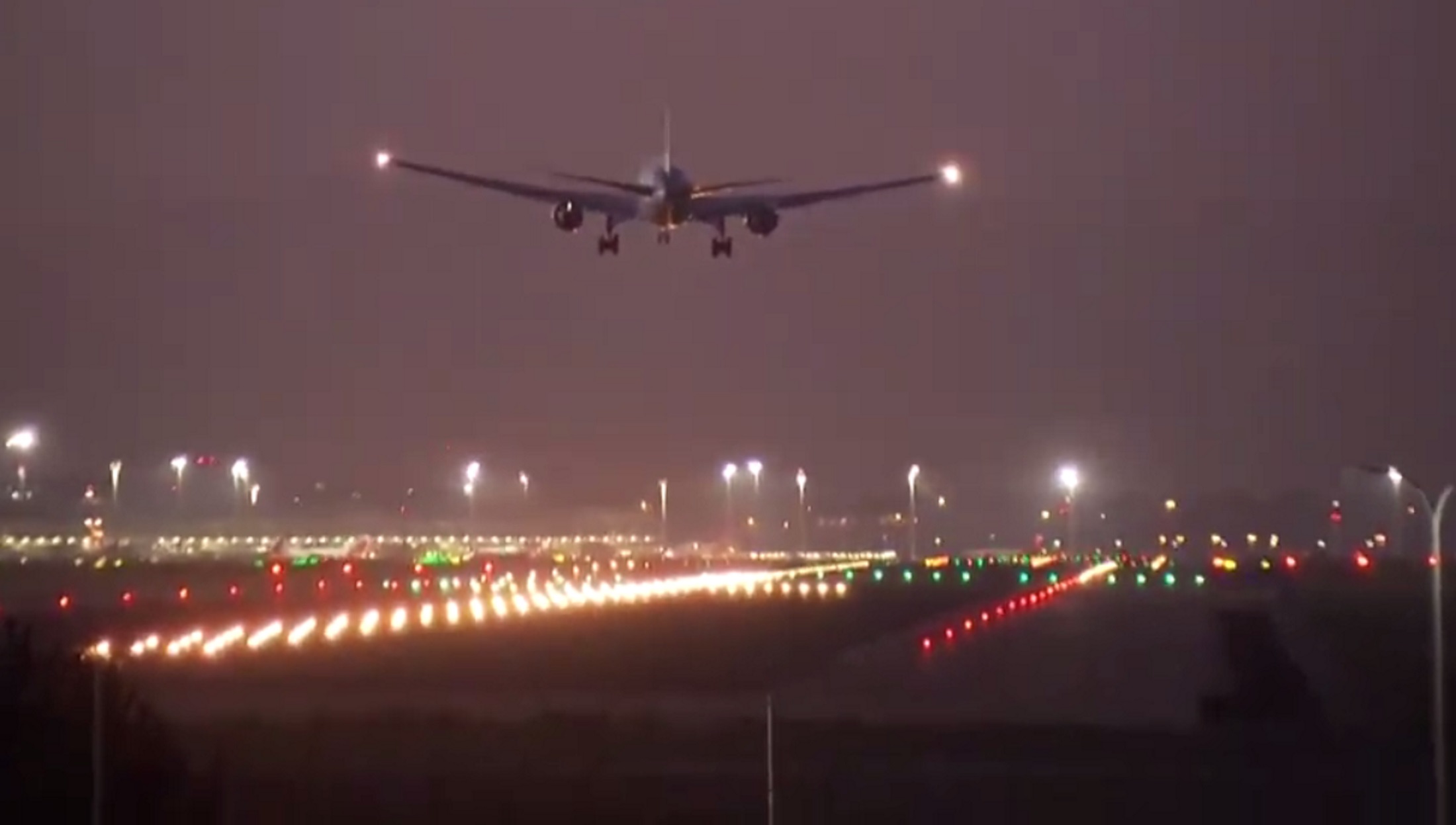 Можно самолеты видео. Боинг 767 посадочные огни. Взлет самолета. Самолет на взлетной полосе. Самолет ночью.
