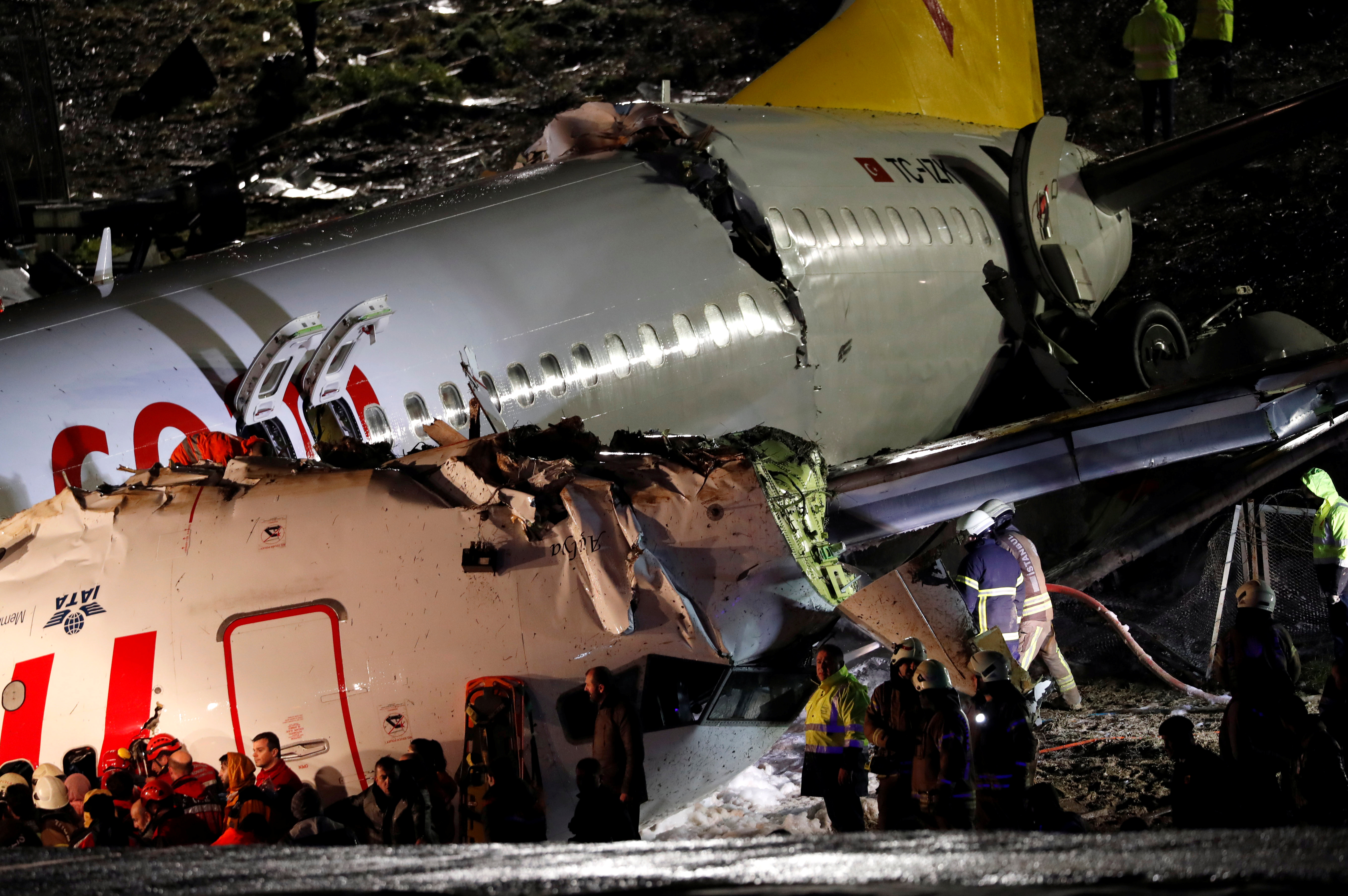 Авиакатастрофа 2000. Катастрофа Boeing 737 в Стамбуле. Крушение самолет Boeing 737.