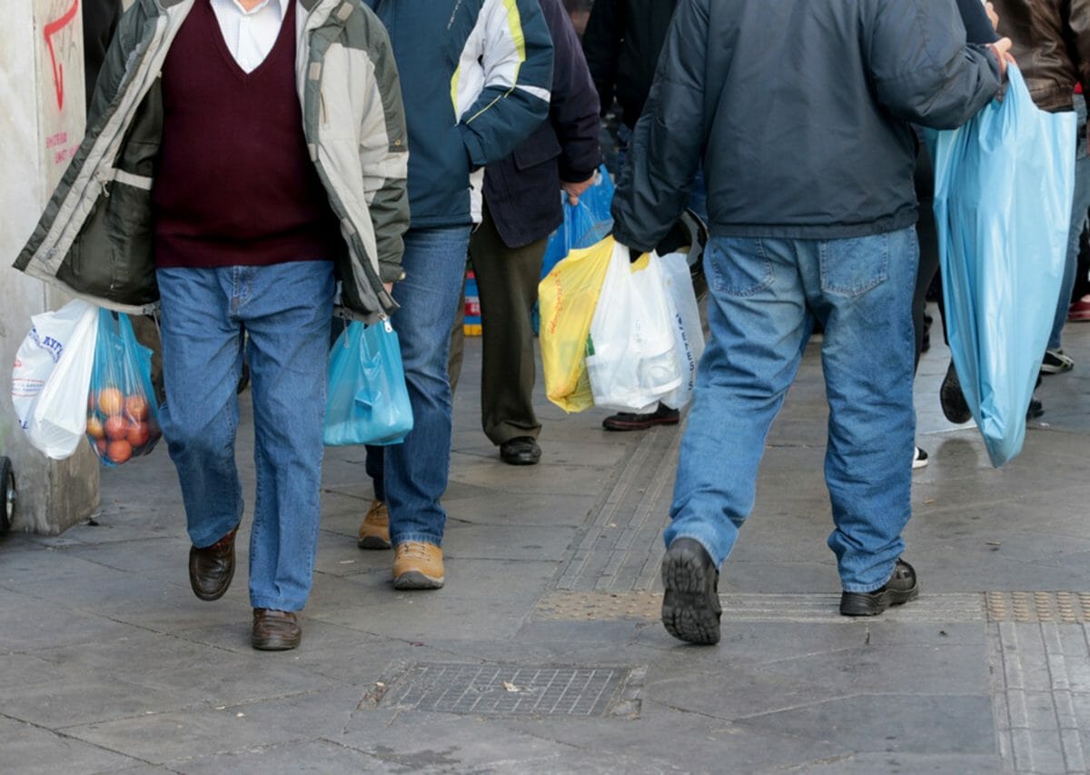 Καταναλωτές κυκλοφορούν στο κέντρο της Αθήνας κρατώντας πλαστικές σακούλες, Τετάρτη 3 Ιανουαρίου 2018. Από την 1 Ιανουαρίου οι καταναλωτές χρεώνονται 4 λεπτά για  πλαστικές σακούλες μεταφοράς και οι επιχειρήσεις υποχρεούνται να εισπράττουν και να αποδίδουν ειδικό περιβαλλοντικό τέλος. ΑΠΕ-ΜΠΕ