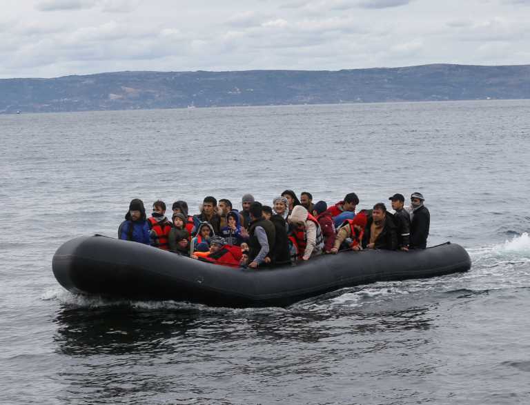 Λέσβος: Έφτασε ακόμα μία βάρκα με πρόσφυγες και μετανάστες από τα τουρκικά παράλια!