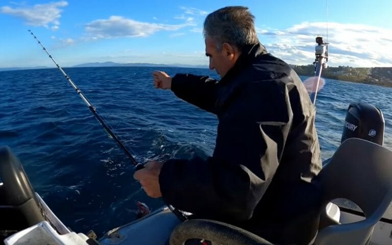 Αιγαίο: Ο ψαράς σηκώνει το καλάμι και βλέπει το… μεγάλο δώρο της θάλασσας! Χόρτασε ολόκληρη η οικογένεια (Βίντεο)