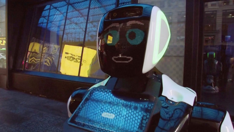 Και ρομπότ στη... μάχη κατά του κοροναϊού! Δίνει πληροφορίες στην Times Square