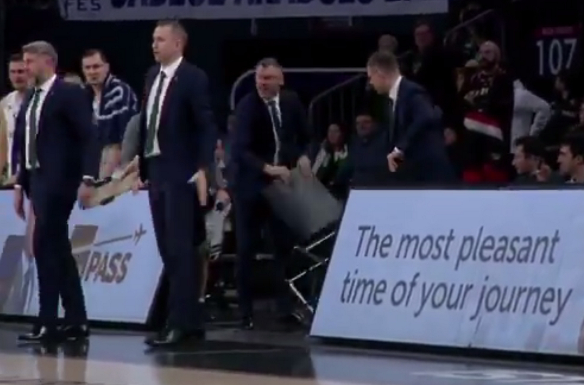 Euroleague: “Τρελάθηκε” ο Γιασικεβίτσιους! Πέταξε καρέκλα στο παρκέ (video)